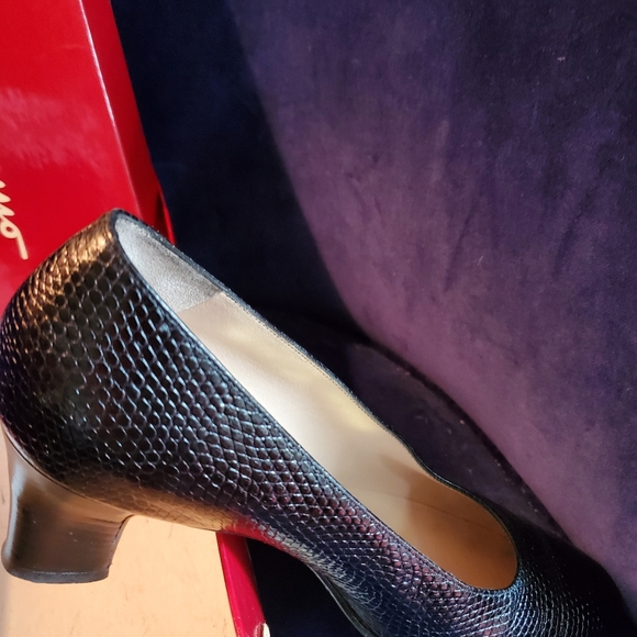 Salvatore Farragamos Black Pumps - Picture 8 of 8
